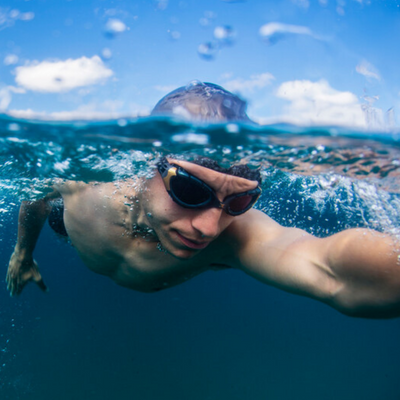 swimming under water with photochromic lens 